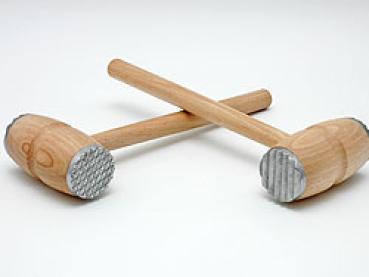 Holz-Fleischhammer, beide Seiten mit Metallspitzen 